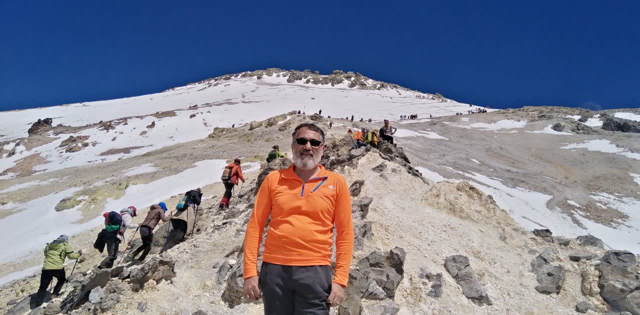 صعود یکی از کارکنان شرکت آب منطقه‌ای سمنان به قله دماوند
